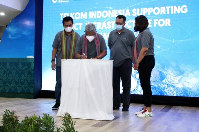 Penandatanganan artefak komitmen kesiapan hasil pembangunan Infrastruktur ICT Mandalika oleh Direktur Network & IT Solution Telkom Herlan Wijanarko (kedua dari kiri) disaksikan Gubernur NusaTenggara Barat Zulkieflimansyah (kedua dari kanan), Direktur Pengembangan Bisnis Indonesia TourismDevelopment Corporation Ema Widiastuti (paling kanan), Executive Vice President Divisi EnterpriseService Telkom Mohammad Salsabil (paling kiri) dalam kegiatan Rehersal Test ICT Infrastructure forMandalika di Graha Merah Putih Telkom Kota Mataram, Rabu (3/11). Foto: Dok. Telkom