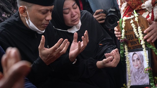 Suasana pemakaman Vanessa Angel dan suaminya Bibi Ardiansyah. Foto: Jamal Ramadhan/kumparan