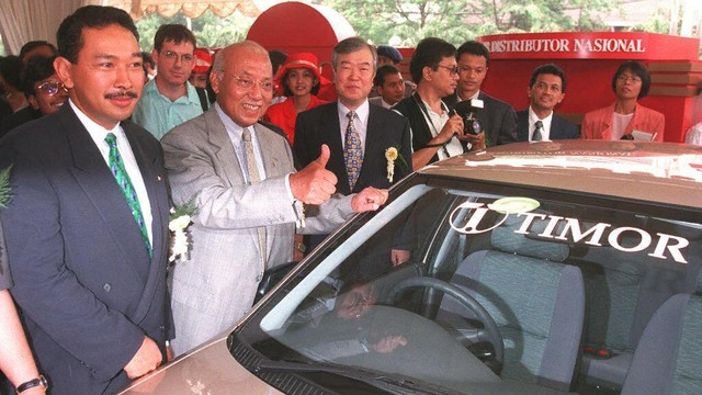 Putra bungsu Presiden Suharto dan Presiden PT Timor Hutomo Mandala Putra, Menteri Perdagangan dan Industri Indonesia Tunky Ariwibowo dan Wakil Ketua Kia Motors Korea Selatan Kim S-A. berpose di depan mobil Timor produksi Korea Selatan. Foto: John Macdougall / AFP