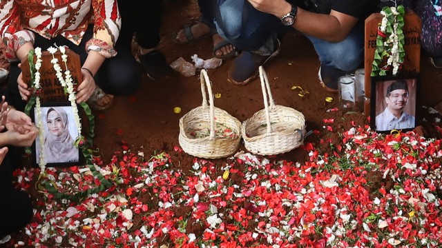 Sejumlah keluarga dan kerabat saat mengantar kan jenazah Vanessa Angel dan suaminya Bibi Ardiansyah di TPU Taman Makam Islam Malaka, Pesanggrahan, Jakarta. Foto: Ronny