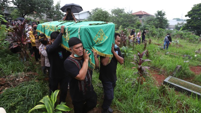 Sejumlah keluarga dan kerabat saat mengantar kan jenazah Vanessa Angel dan suaminya Bibi Ardiansyah di TPU Taman Makam Islam Malaka, Pesanggrahan, Jakarta. Foto: Ronny