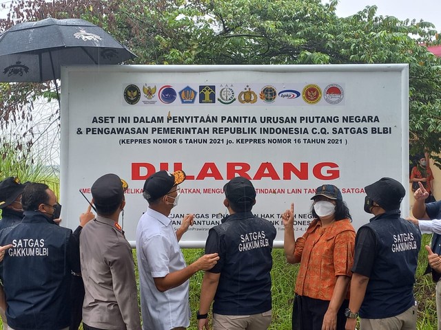 Satgas BLBI saat menyita aset PT Timor Putra Nasional di Kawasan Industri Mandalapratama Permai, Dawuan, Cikampek, Karawang, pada Jumat pagi, 5 November 2021. Foto: Dok. Istimewa