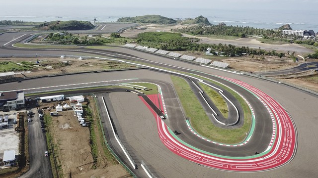Suasana proyek Pertamina Mandalika International Street Circuit di KEK Mandalika, Kecamatan Pujut, Praya, Lombok Tengah, NTB. Foto: ANTARA FOTO/Ahmad Subaidi