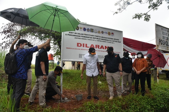 Satgas BLBI saat menyita aset PT Timor Putra Nasional di Kawasan Industri Mandalapratama Permai, Dawuan, Cikampek, Karawang, pada Jumat pagi, 5 November 2021. Foto: Dok. Istimewa