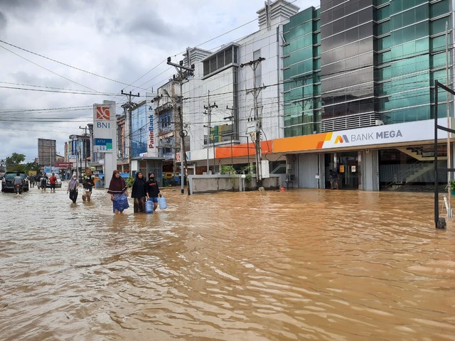 Sejumlah bank di Sungai Durian Kelurahan Kapuas Kanan Hulu, Kecamatan Sintang, terpaksa menutup pelayanan karena banjir dalam. (Foto: Yusrizal/Hi! Pontianak)