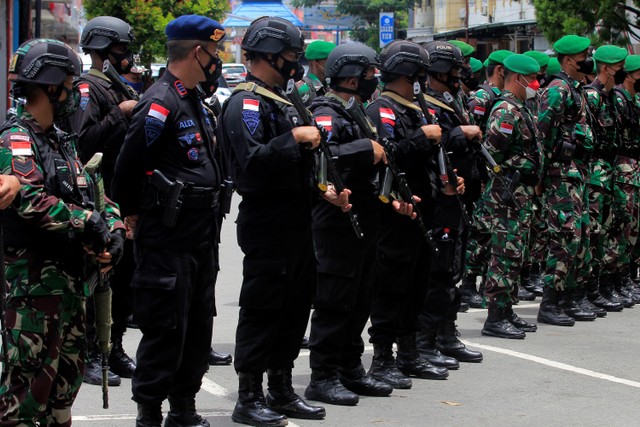 Sejumlah prajurit TNI dan Polri melaksanakan apel kesiapan pasukan pengamanan pembukaan Peparnas XVI Papua di Jayapura, Papua, Jumat (5/11).  Foto: Gusti Tanati/ANTARA FOTO