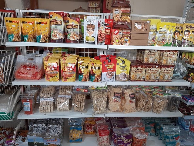 Aneka produk UMKM khas Karawang di Outlet oleh-oleh Singaperbangsa Karawang. (Foto Facebook Oleh-oleh Karawang Singaperbangsa.)