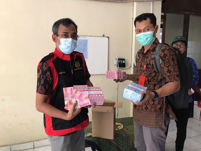 Petugas menunjukkan uang tunai yang disita terkait kasus dugaan korupsi di Lembaga Perkreditan Desa (LPD) Adat Ped, Kecamatan Nusa Penida, Klungkung, Bali - IST