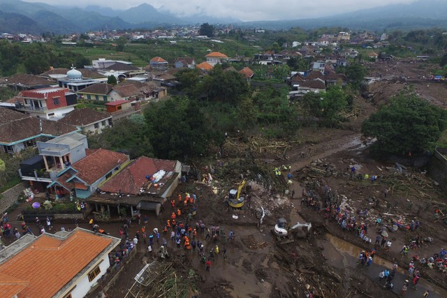 Foto udara tim SAR gabungan bersama relawan dan warga membersihkan endapan lumpur akibat banjir bandang di Bulukerto, Kota Batu, Jawa Timur, Jumat (5/11).  Foto: Zabur Karuru/ANTARA FOTO