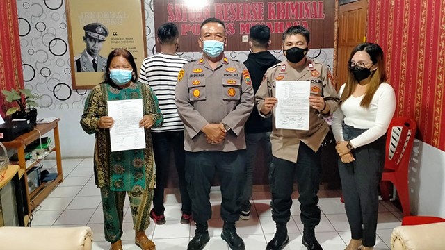Kesepakatan damai antara Kapolsek Toulimambot dan siswa yang menantangnya duel saat di Terminal Tondano, Minahasa