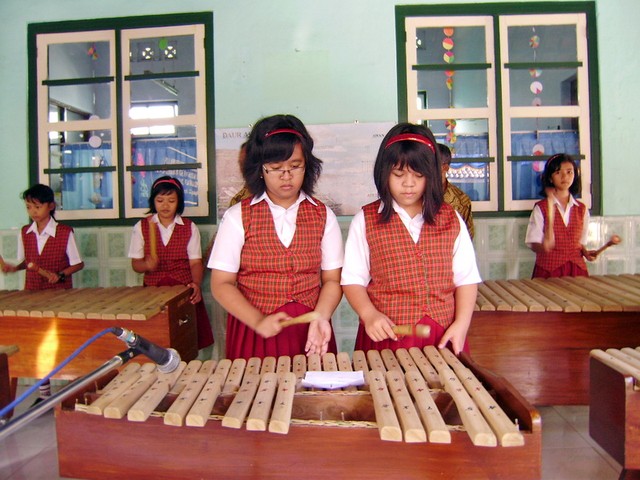 Anak-anak sedang main kolintang, Sumber: Flickr