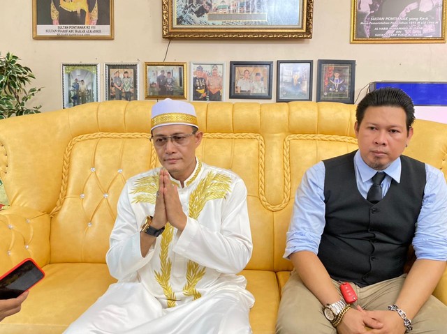 Sultan Pontianak, Syarif Melvin Alkadrie, didampingi kuasa hukumnya. Foto: Teri/Hi!Pontianak
