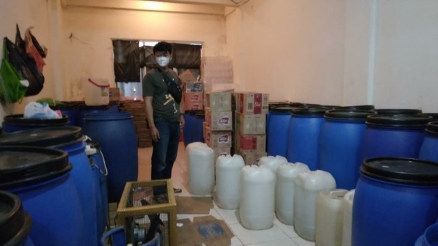 Pabrik ciu di Tangerang digerebek polisi. Foto: Dok. Istimewa