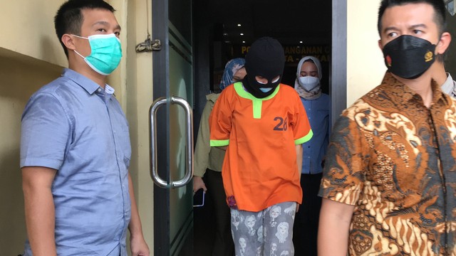 ASISTEN Rumah Tangga (ART) berinisial R (20) saat mengenakan baju tersangka, Jumat (5/11/2021). Pelaku ditangkap usai live bugil di aplikasi yang ditonton banyak orang. 
