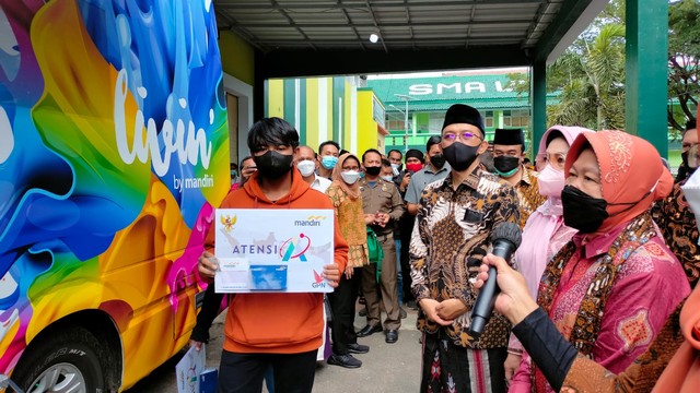 Menteri Sosial (Mensos) Tri Rismaharini salurkan bantuan Asistensi Rehabilitasi Sosial (ATENSI) kepada ratusan anak-anak yang kehilangan orang tua karena COVID-19 di Kabupaten Majalengka, Jawa Barat. (Erick Disy)