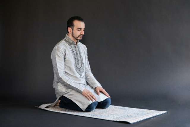 Ilustrasi bacaan doa attahiyatul, sumber foto: https://www.pexels.com/