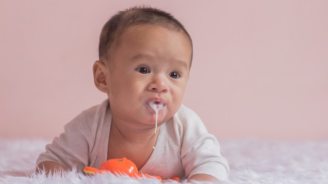 Ilustrasi bayi muntah. Foto: Shutter Stock