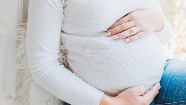 Wanita hamil. Foto: Unsplash.com/anastasiiachepinska