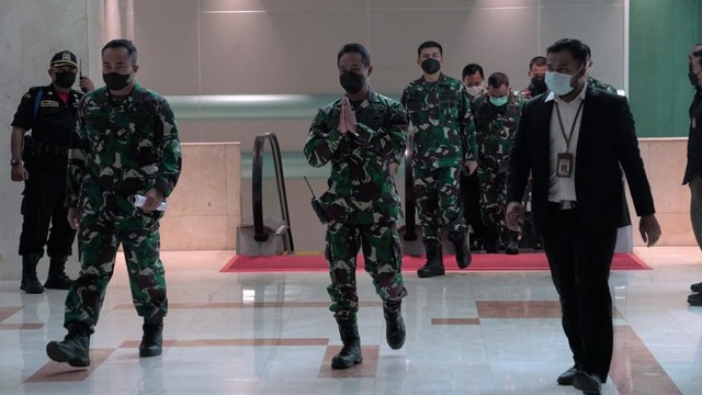 Jenderal TNI Andika Perkasa yang menjadi calon tunggal Panglima TNI tiba di gedung DPR. Foto: Jamal Ramadhan/kumparan
