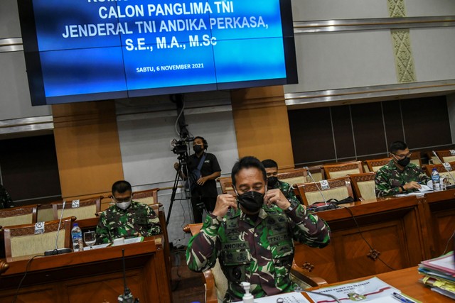 Jenderal TNI Andika Perkasa mengikuti uji kelayakan dan kepatutan calon Panglima TNI di Komisi I DPR, Kompleks Parlemen, Senayan, Jakarta, Sabtu (6/11). Foto: Galih Pradipta/ANTARA FOTO