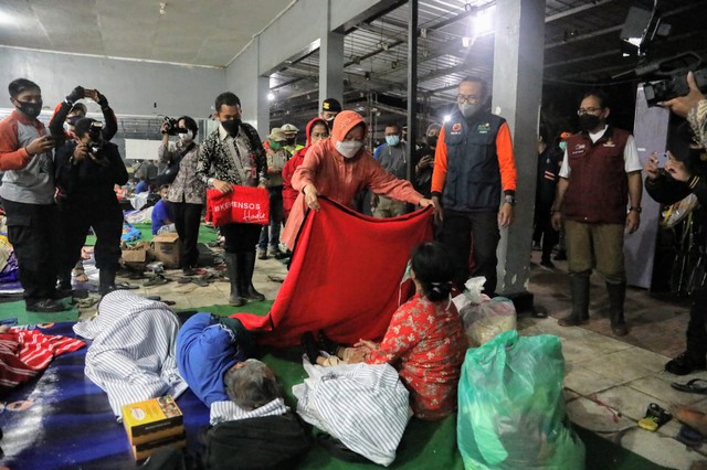 Mensos RI, Tri Rismaharini mengunjungi pengungsi di Posko Senaputra Kota Malang. Foto: M Sholeh