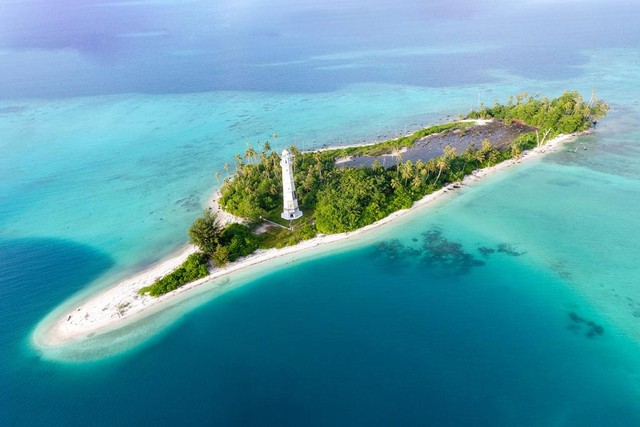 Mercusuar di Pulau Ringgit dalam wilayah Pulau Banyak, Aceh Singkil. Foto: Abdul Hadi/acehkini