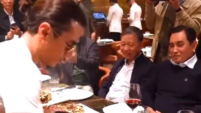 Jenderal To Lam (tengah) bersiap untuk disuapi potongan daging panggang berlapis emas yang disebut harganya lebih besar dari gaji bulanannya.