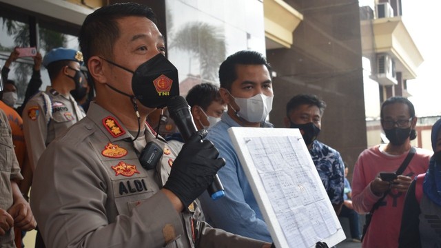 Kapolres Karawang AKBP Aldi Subartono saat mengungkap kasus pembunuhan pemilik rumah makan. Foto: Dok. Istimewa