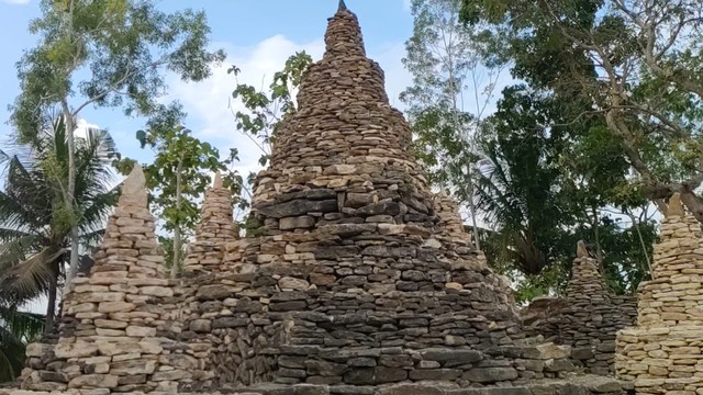 Bangunan mirip candi karya Sunardi, warga Dusun Kaliwiru, Desa Tuksono, Kecamatan Sentolo, Kabupaten Kulon Progo. Foto: Arfiansyah Panji Purnandaru/kumparan