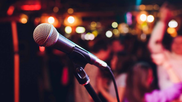 lustrasi tempat karaoke. (Foto: Shutter Stock)