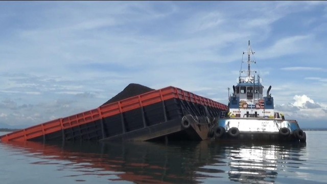 Kapal Tongkang alami kebocoran di Perairan Teluk Pangpang, Banyuwangi. Foto: Dok. Istimewa