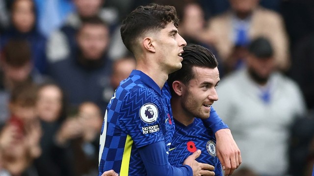 Pemain Chelsea Kai Havertz merayakan gol pertama mereka dengan Ben Chilwell di Stamford Bridge, London, Inggris, Sabtu (6/11). Foto: David Klein/REUTERS