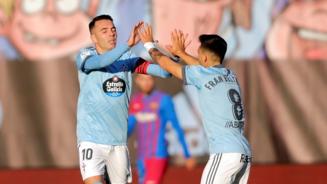 Pemain Celta Vigo Iago Aspas merayakan gol pertama mereka saat hadapi Barcelona di Estadio de Balaidos, Vigo, Spanyol, Sabtu (6/11). Foto: Miguel Vidal/REUTERS