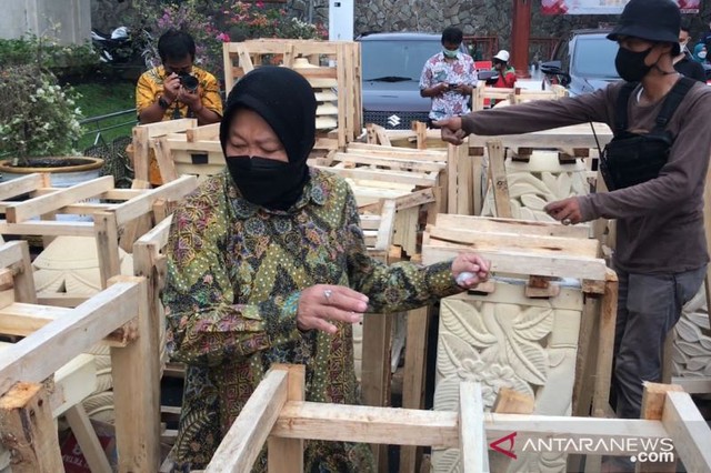 Menteri Sosial Tri Rismaharini mengecek ornamen untuk menghias makam Presiden Pertama Indonesia Soekarno di Kota Blitar, Jawa Timur, Sabtu (6/11/2021). Foto: Devi Nindy/ANTARA