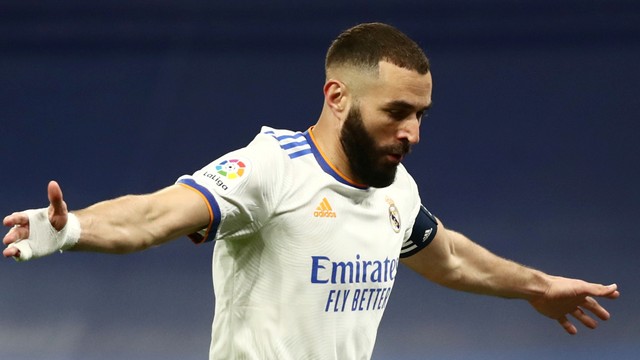 Karim Benzema dari Real Madrid berselebrasi usai mencetak gol saat hadapi Rayo Vallecano di Santiago Bernabeu, Madrid, Spain, Sabtu (6/11).
 Foto: Sergio Perez/REUTERS