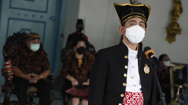 Wali Kota Solo Gibran Rakabuming Raka (kanan) bersama Raja Keraton Kasunanan Surakarta Hadiningrat Pakubowono XIII (kiri) menghadiri peluncuran Atraksi Budaya Prajurit Solo di halaman keraton setempat, Solo, Jawa Tengah, Sabtu (6/11/2021). Foto: Maulana Surya/ANTARA FOTO