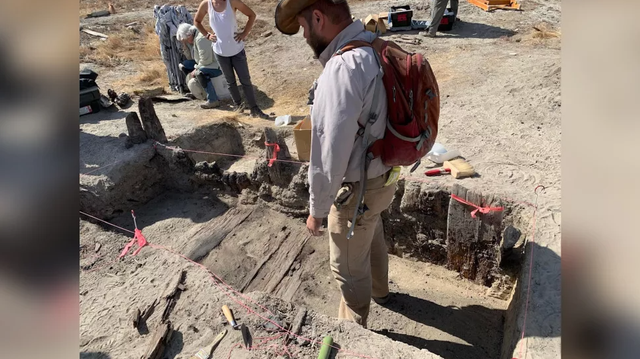 Petugas pelestarian sejarah negara bagian Utah Christopher Merritt memeriksa papan lantai yang digali dari sebuah rumah Cina di kota hantu Terrace, Utah. Foto: Christopher Merritt 