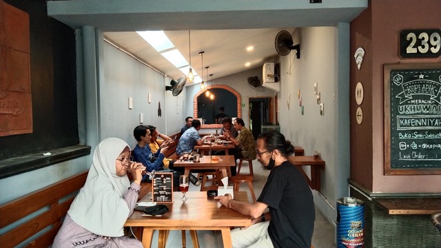 Suasana di kedai Kopi Apik Majalengka. FOTO: Erick Disy/CIREMAITODAY
