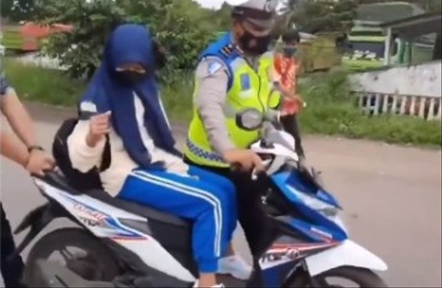 Viral pelajar tak mau turun dari sepeda motor usai ditilang polantas. (Foto: Instagram/@kabarnegri).
