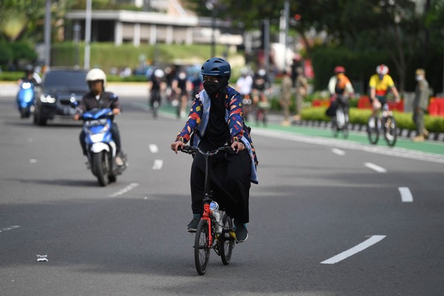Sejumlah warga berolahraga di kawasan Bundaran Hotel Indonesia, Jakarta, Minggu (7/11/2021). Foto: Akbar Nugroho Gumay/Antara Foto