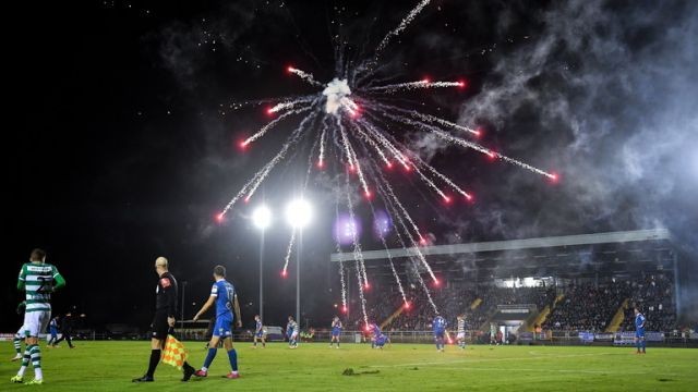 Hujan kembang api masuk ke dalam lapangan, laga antara Shamrock Rovers menghadapi Waterford di Liga Irlandia terpaksa berhenti. (Foto: Getty Images)
