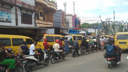 Tampak kendaraan roda dua maupun roda empat antre berjam-jam untuk membeli BBM di salah satu SPBU yang ada di Kota Sorong. Foto: Yanti/Balleo News/1001 Media kumparan