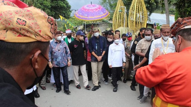 Menteri Pariwisata dan Ekonomi Kreatif/Kepala Badan Pariwisata dan Ekonomi Kreatif, Sandiaga Salahuddin Uno, diterima secara adat mopotilolo. Minggu, (7/11). Foto: Dok istimewa