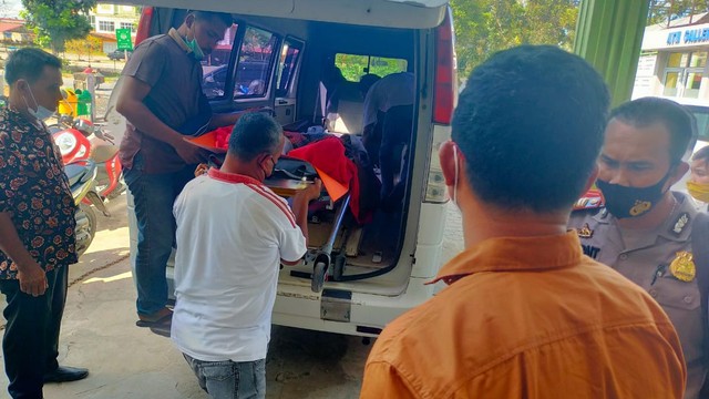 BALITA korban angkot yang terbakar diduga akibat korsleting listrik dievakuasi menggunakan mobil ambulance menuju rumah sakit, Sabtu (7/11/2021), dengan kondisi luka bakar parah. 