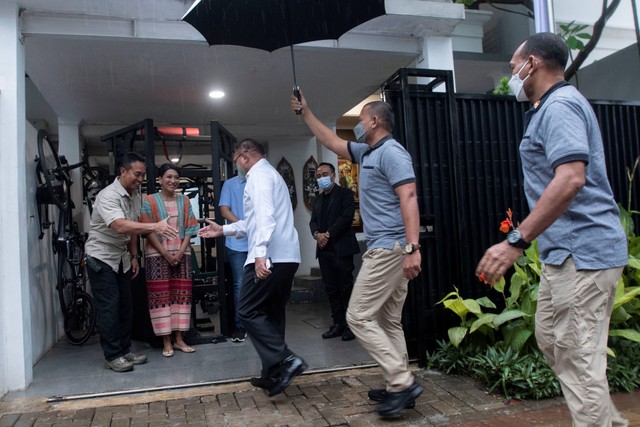Kepala Staf TNI Angkatan Darat (KSAD) sekaligus calon Panglima TNI Jenderal Andika Perkasa (kiri) menyambut kedatangan anggota Komisi I DPR sekaligus Wakil Ketua DPR Lodewijk F. Paulus (ketiga kiri). Foto: Aditya Pradana Putra/Antara Foto