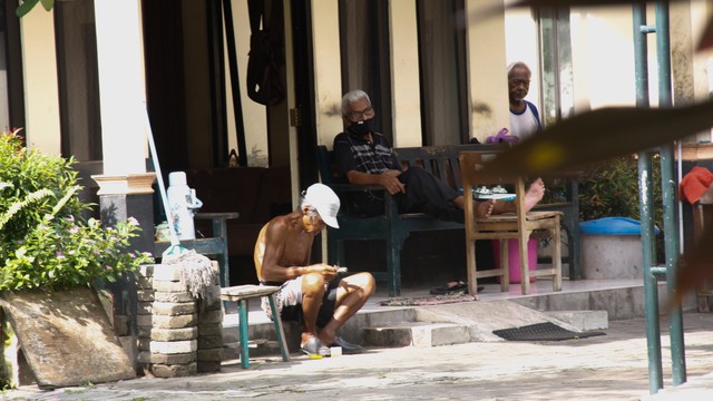 Sejumlah lansia tampak bersantai di salah satu sudut Panti Budhi Dharma. Foto: Widi Erha Pradana