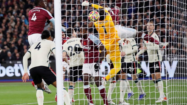 Pemain Liverpool Alisson mencetak gol bunuh diri saat hadapi West Ham United di Stadion London, London, Inggris, Minggu (7/11). Foto: Action Images via Reuters/Peter Cziborra