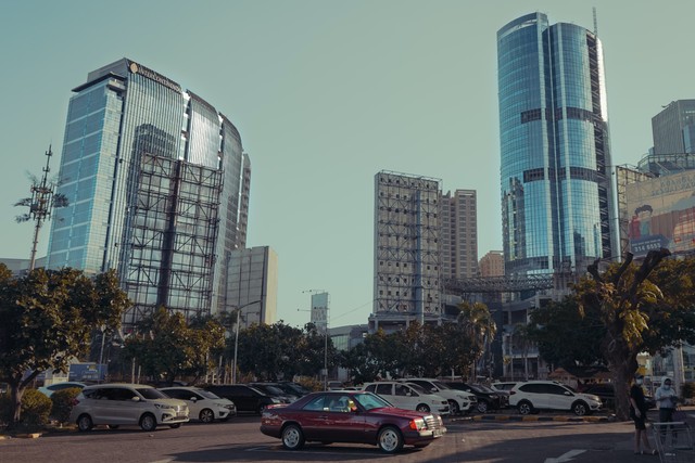 Area Parkir di Jakarta (Foto: Tjokorda/Unsplash)
