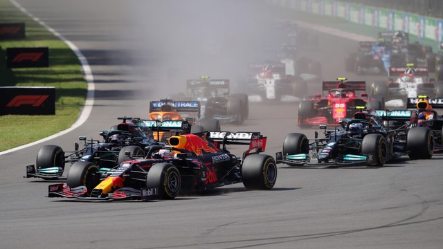 Pembalap Red Bull Max Verstappen memimpin Grand Prix Mexico City pada putaran pertama F1 Grand Prix Mexico City di Autodromo Hermanos Rodriguez, Mexico City, Meksiko, Minggu (7/11). Foto: Henry Romero/REUTERS