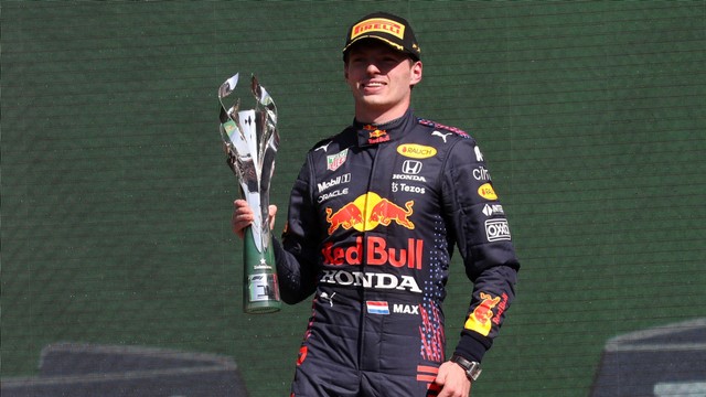 Pembalap Red Bull Max Verstappen merayakan di podium setelah memenangkan perlombaan F1 Grand Prix Mexico City di Autodromo Hermanos Rodriguez, Mexico City, Meksiko, Minggu (7/11). Foto: Edgard Garrido/REUTERS